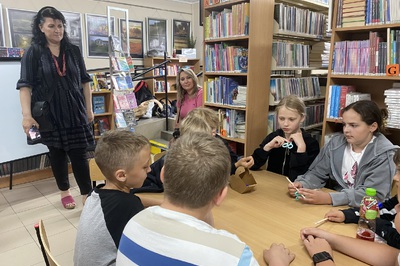 Wakacje 2025 w bibliotece