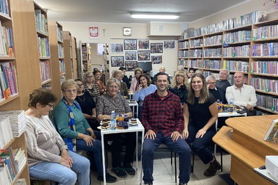 Podróżnicy w Gminnej Bibliotece Publicznej w Chełmcu