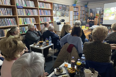 Podróżnicy w Gminnej Bibliotece Publicznej w Chełmcu