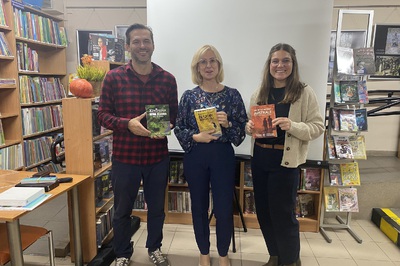 Podróżnicy w Gminnej Bibliotece Publicznej w Chełmcu